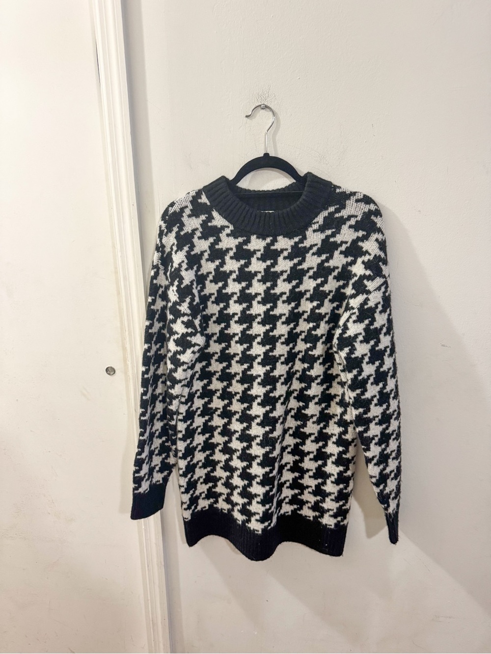 H&M Black & White Houndstooth Crewneck Sweater Dress, size XS